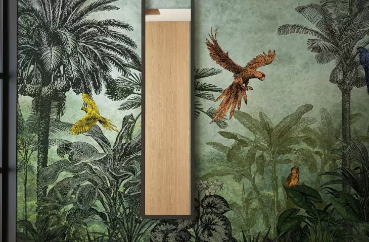 wallpaper with floral motifs