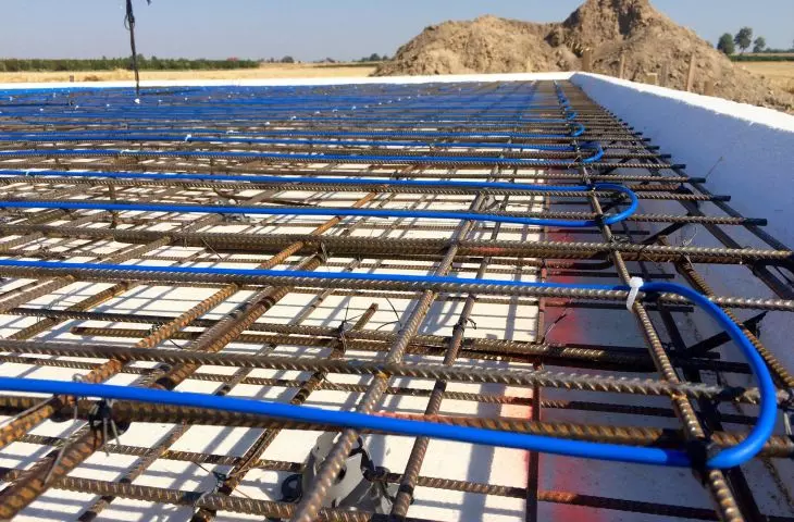 elektryczny przewód grzejny nVent RAYCHEM T2Blue 20 ułożony do warstwy betonu