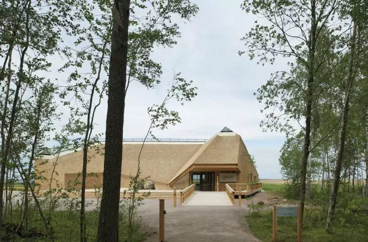 The tradition of using reeds as a building material inspired architect Gert Wingårdh to use reed thatch on the exterior of the building; the steep pitch of the roofs gives the thatch an estimated lifespan of more than fifty years
