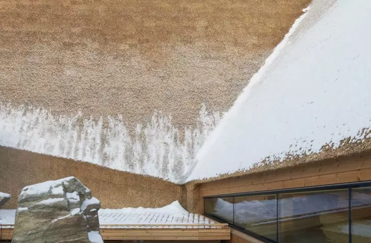 Reed is not the only local material used in the building: also used were Borghamn limestone from the Omberg lake and pine from the surrounding forests of Östergötland County 