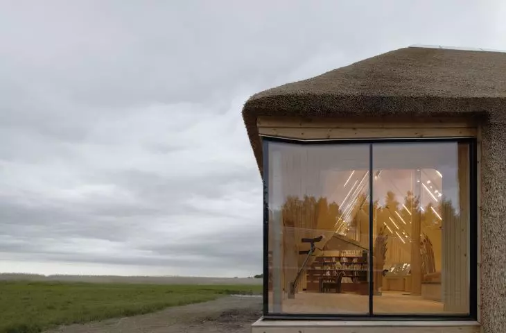 Reed is not the only local material used in the building: also used were Borghamn limestone from the lake in Omberg and pine from the surrounding forests of Östergötland County 