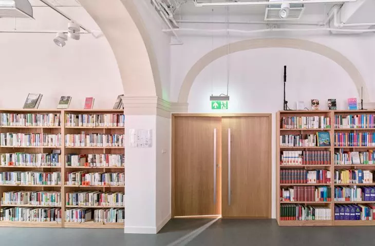 na parterze zlokalizowana jest sala kulturalna, czyli biblioteka i miejsce wydarzeń kulturalnych