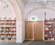 na parterze zlokalizowana jest sala kulturalna, czyli biblioteka i miejsce wydarzeń kulturalnych