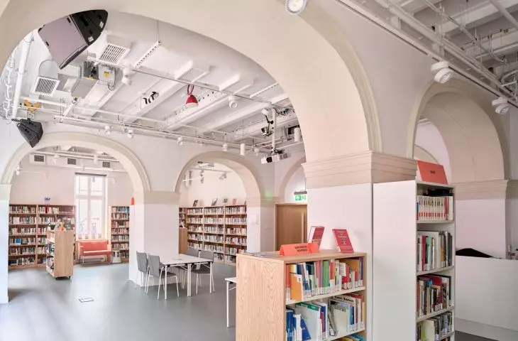 architekci przywrócili także istniejące tu dawniej łuki