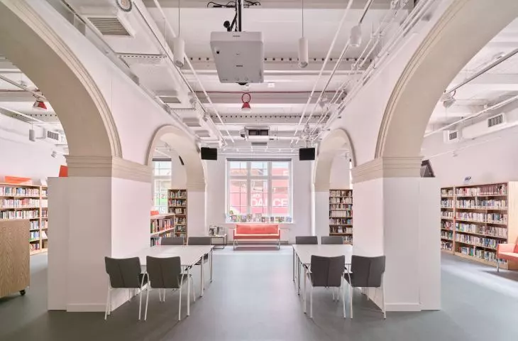architekci zdecydowali się pozostawić wszystkie instalacje widoczne