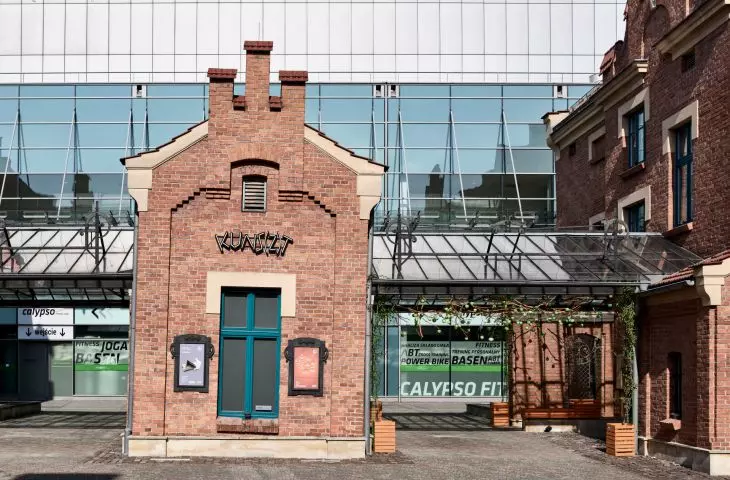 ceglany budynek bramny — przestrzeń wystawiennicza i warsztatowa