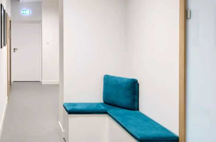 siedzisko przy sali lekcyjnej