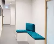 siedzisko przy sali lekcyjnej