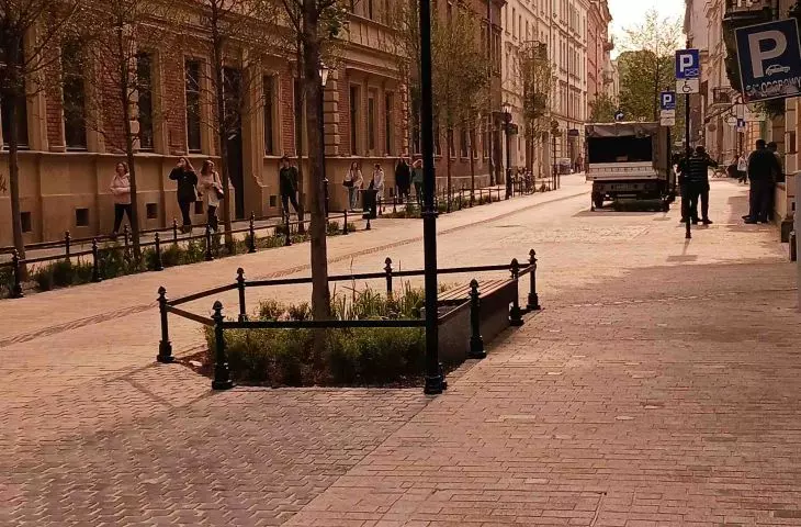 znajdziemy tu również miejsca parkingowe, wbrew powszechnej ale błędnej opinii o usunięciu ruchu samochodowego z Krupniczej