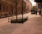 znajdziemy tu również miejsca parkingowe, wbrew powszechnej ale błędnej opinii o usunięciu ruchu samochodowego z Krupniczej