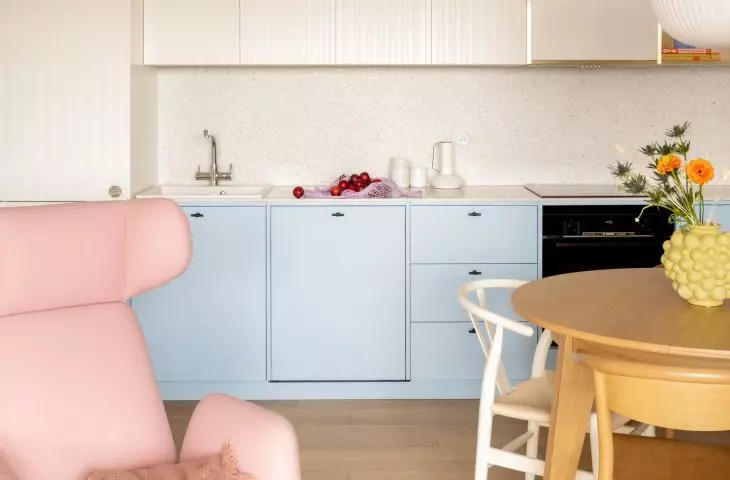 As the author of the project writes, milling, curves and straight lines subtly emphasize the kitchen's built-ins