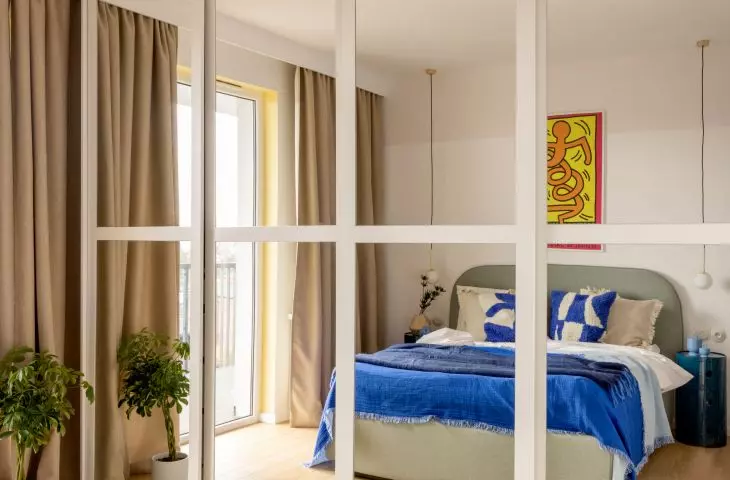 The bedroom is optically enlarged by large mirrors
