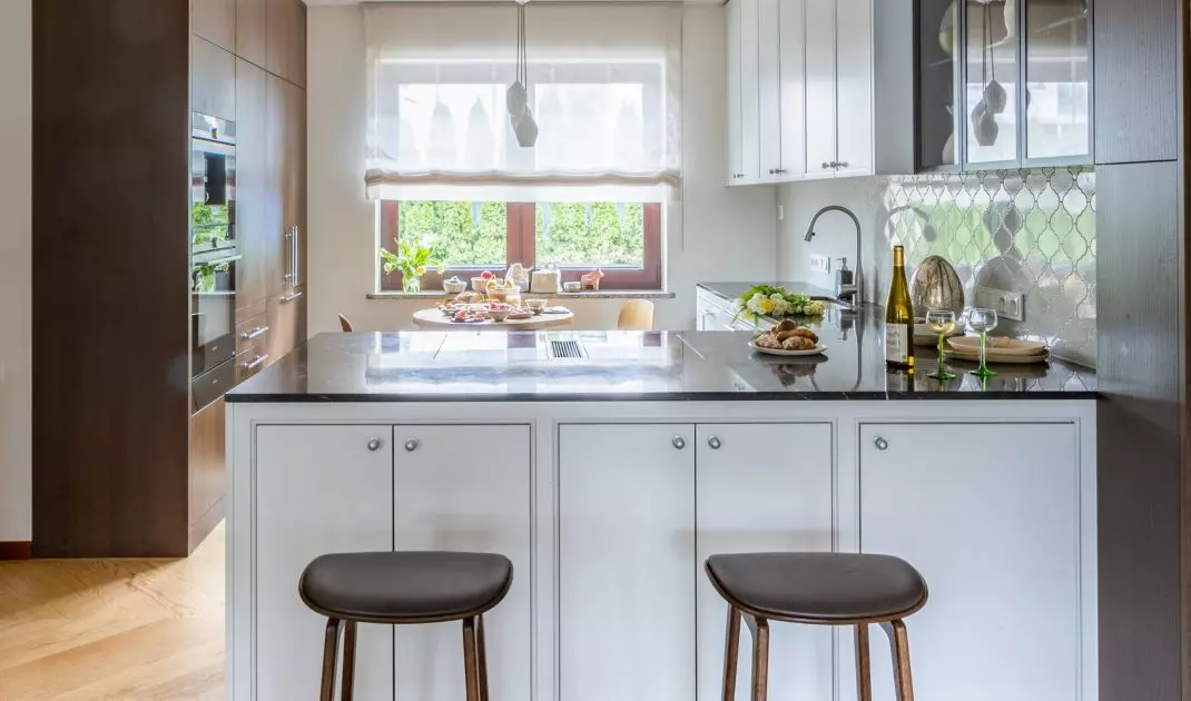 Black and white kitchen with hockers