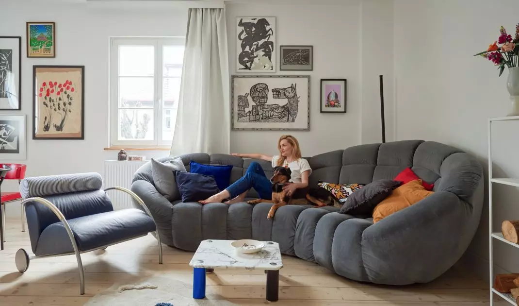 Most of the furniture comes from the second circulation