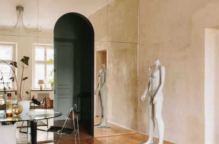 Ciekawą ozdobą jest manekin w salonie