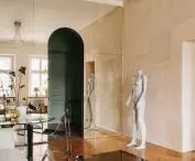 Ciekawą ozdobą jest manekin w salonie
