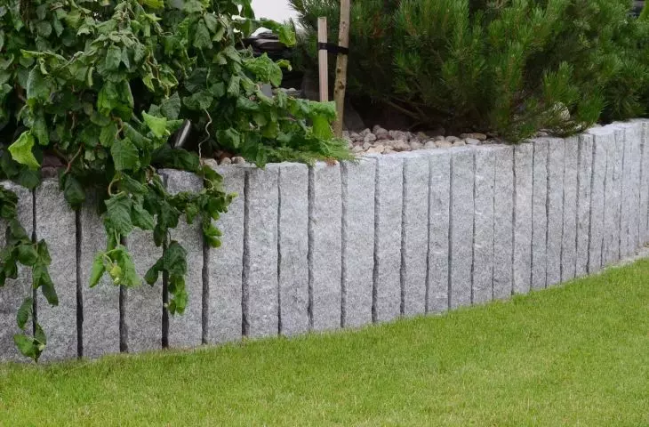Palisada ogrodowa z granitu