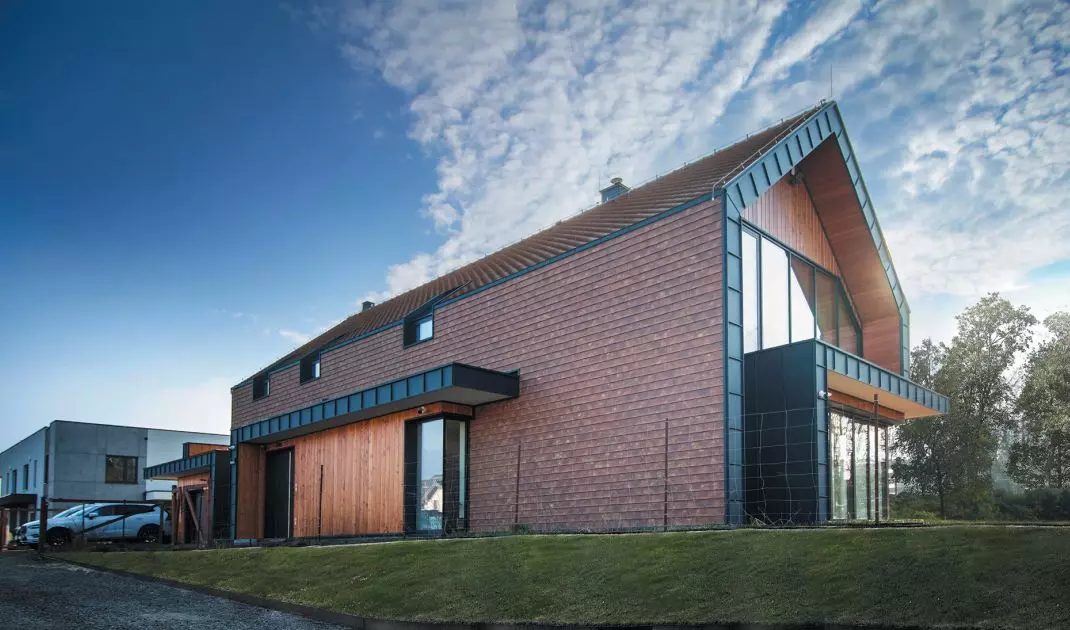 Ceramic tile, sheet metal, trapezoidal sheet and asphalt shingles are materials that can act as roofing material