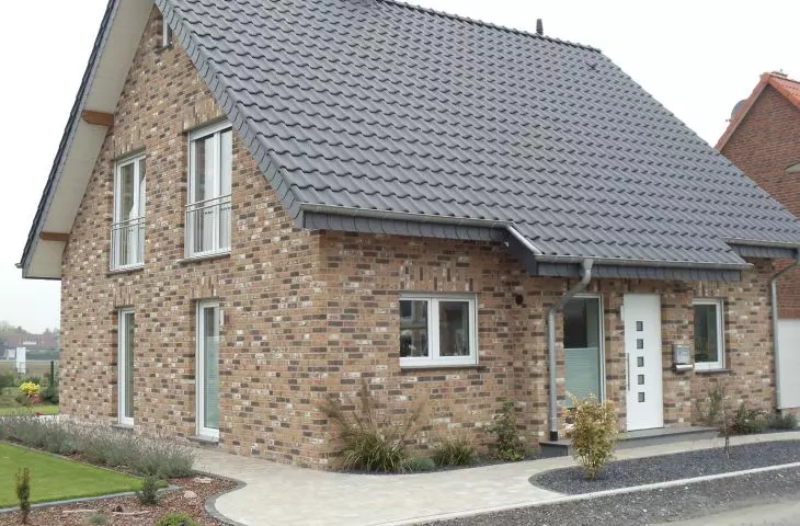  Dachówki ceramiczne są wykonane z gliny lub innych materiałów ceramicznych