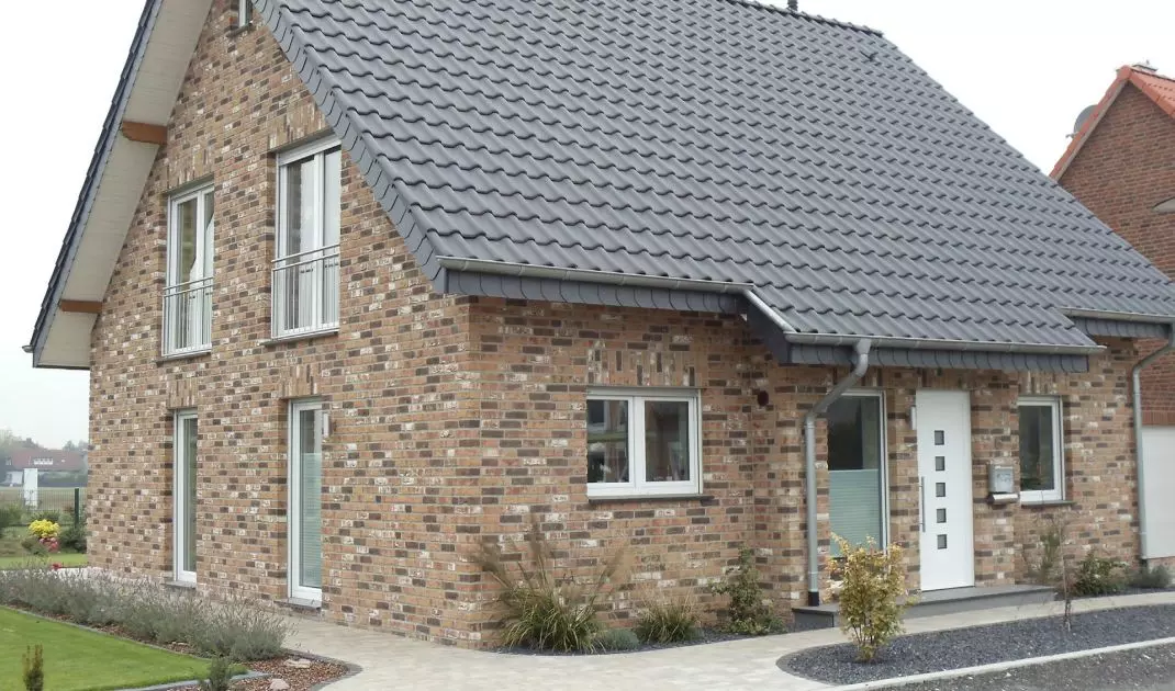  Dachówki ceramiczne są wykonane z gliny lub innych materiałów ceramicznych