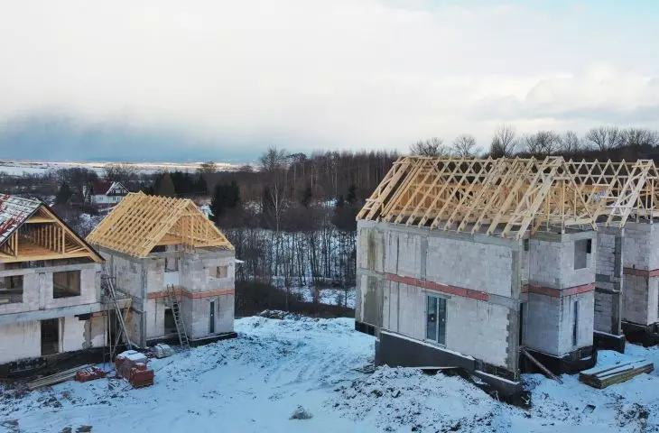 Prefabrykowane wiązary dachowe to jedno z dostępnych na rynku rozwiązań