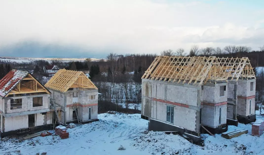 Prefabricated roof trusses are one of the solutions available on the market