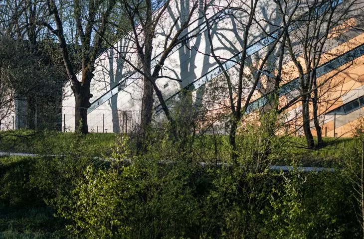 Hala znajduje się w sąsiedztwie parku dworskiego