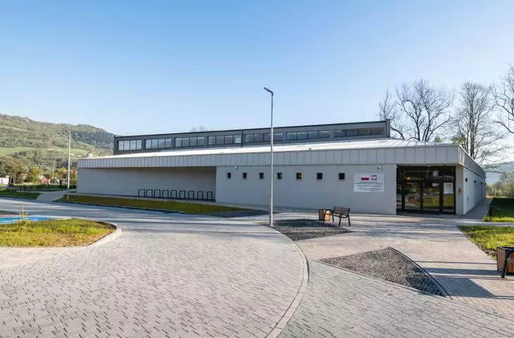 Główne wejście znajduje się od wschodniej strony budynku