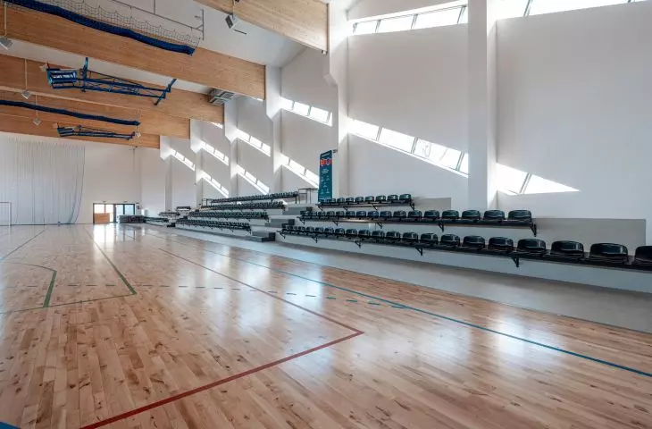Wnętrze hali sportowej w Marcinkowicach