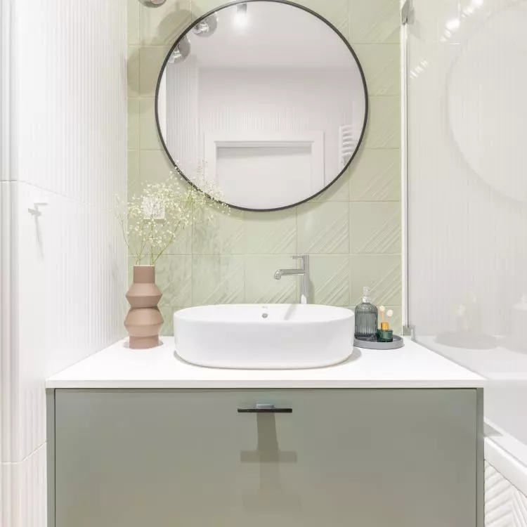 The round countertop washbasin is complemented by a silver faucet