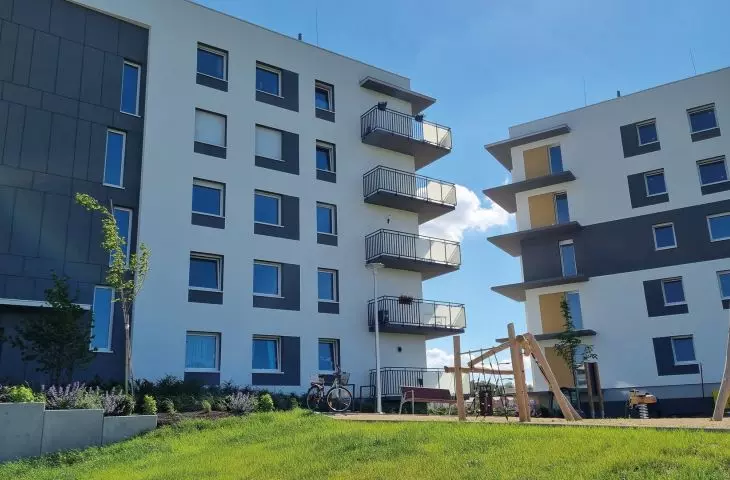 bloki wybudowane przez prywatnego dewelopera na gruntach sprzedanych przez gminę 