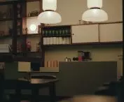 Klimat wnętrza podkreślają analogowe fotografie