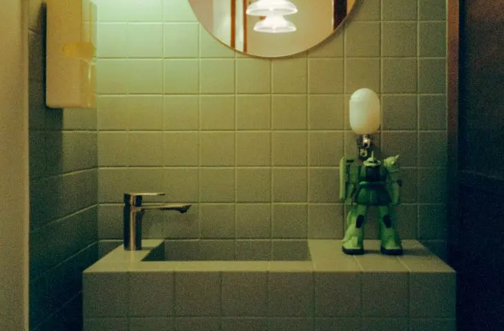 Wnętrze łazienki na analogowej fotografii
