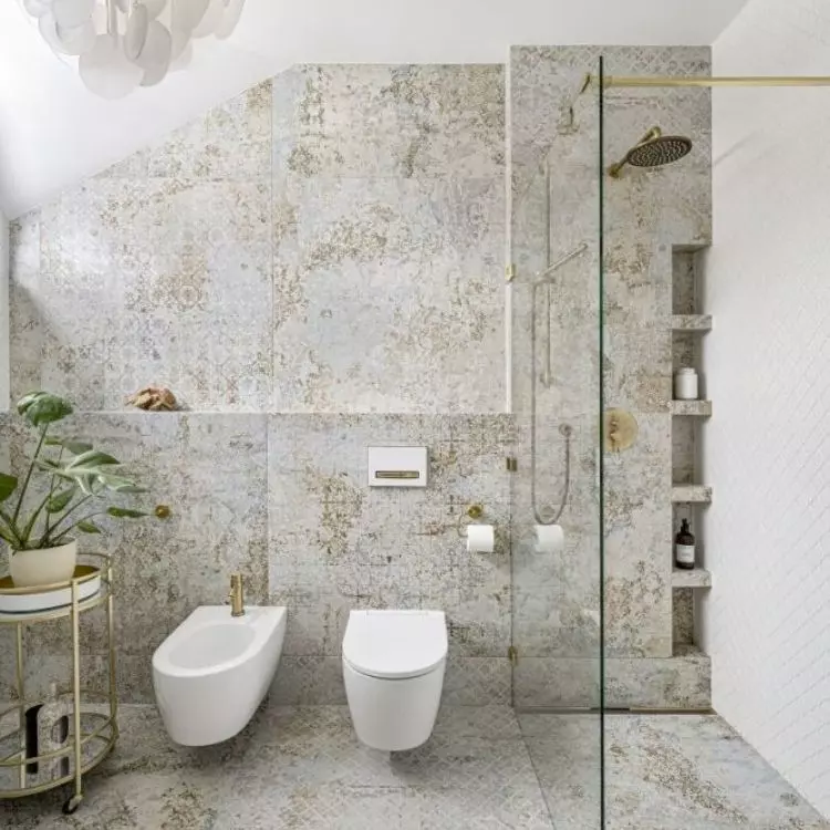 Opt for neutral colors such as beiges, whites and browns