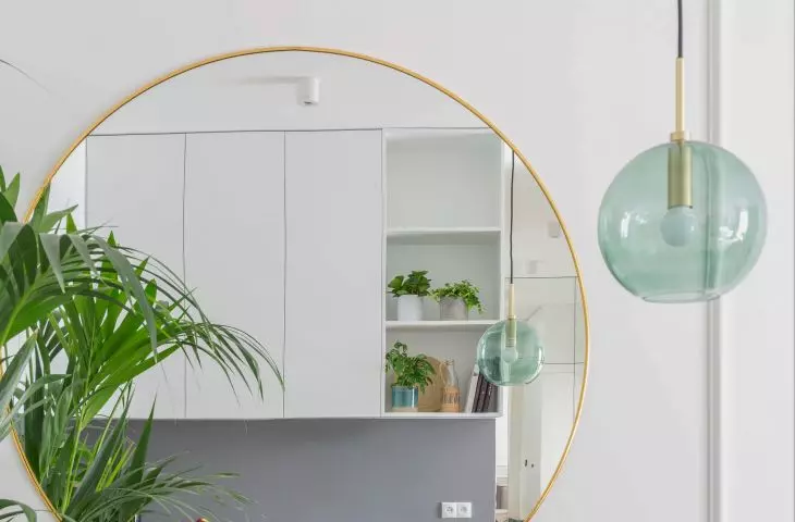 Decorate your interior with an elegant mirror