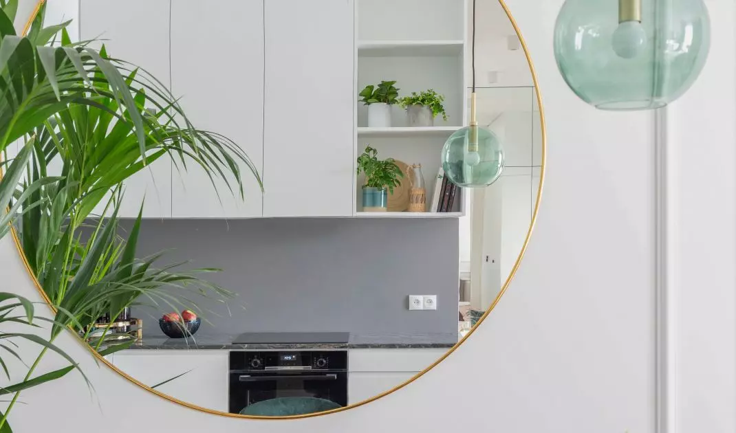 Decorate your interior with an elegant mirror
