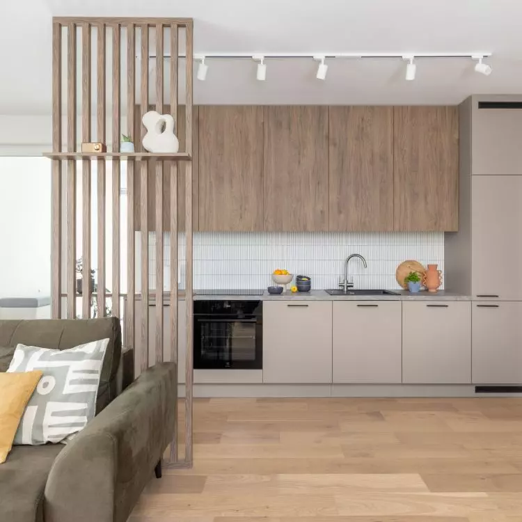 The kitchen was separated from the living room by a lamellar divider