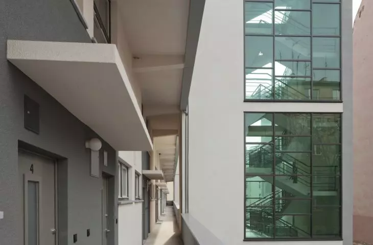wejścia do mieszkań usytuowane są na galeriach