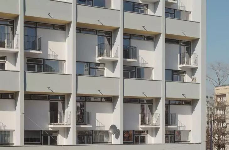 podział mieszkań widoczny jest na elewacji