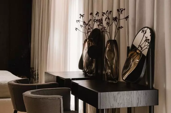 The bedroom uses dark veneer
