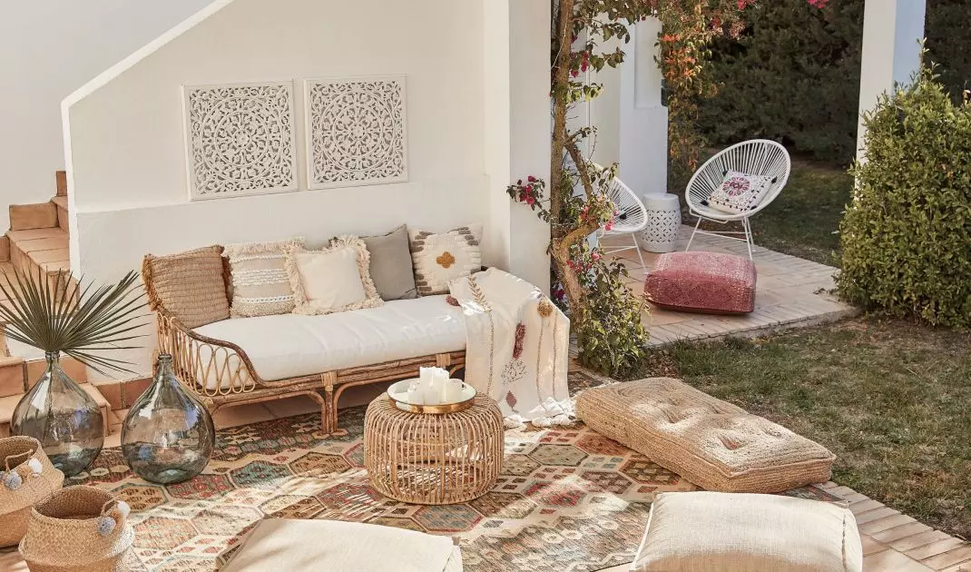 Add coziness to your arrangement with textiles