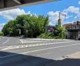 wysoka zieleń wzdłuż torów PKP w centrum Poznania
