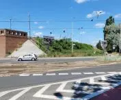 Wysoka zieleń wzdłuż torów PKP w centrum Poznania