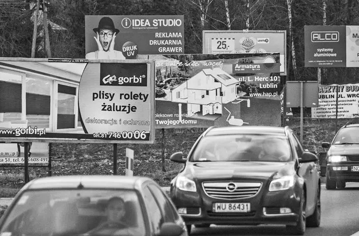 zdjęcia autorstwa Jakuba Szafrańskiego z książki Marty Żakowskiej pt. „Autoholizm. Jak odstawić samochód w polskim mieście”, 
