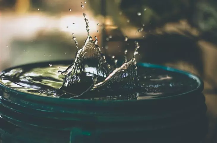 A tank in the garden is a simple way to recycle rainwater - it's a good place to start! Above-ground retention tanks are unobtrusive and blend in with the surroundings, but they can also make an attractive garden decoration.
