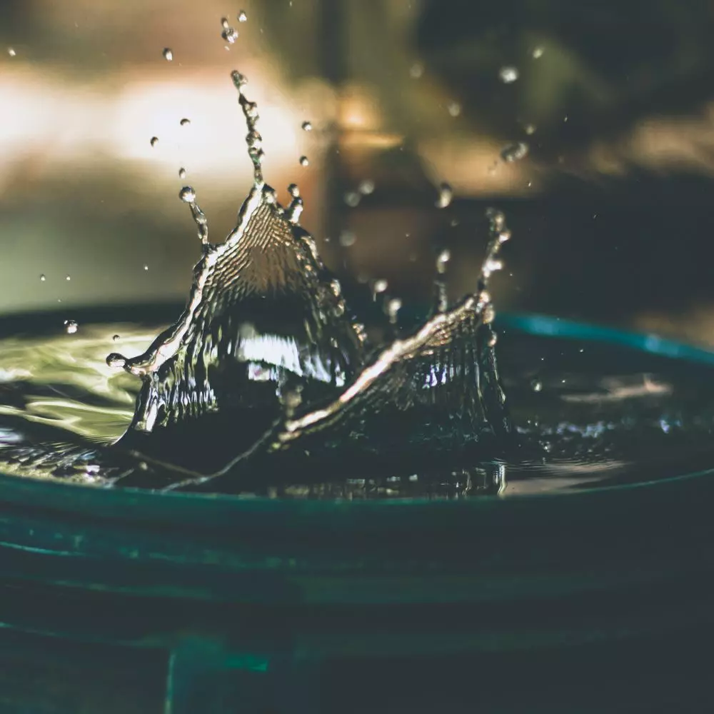 A tank in the garden is a simple way to recycle rainwater - it's a good place to start! Above-ground retention tanks are unobtrusive and blend in with the surroundings, but they can also make an attractive garden decoration.