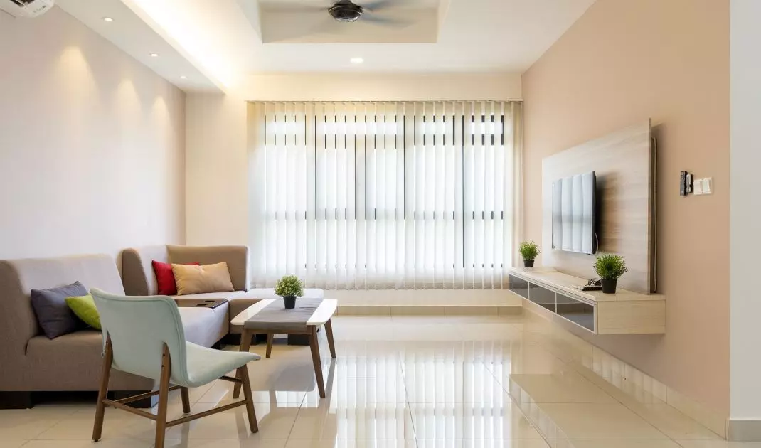 Traditional air conditioning and year-round, operating on the principle of a heat pump does not require much interference with the decor. The elements that must be on the walls today are very aesthetic.