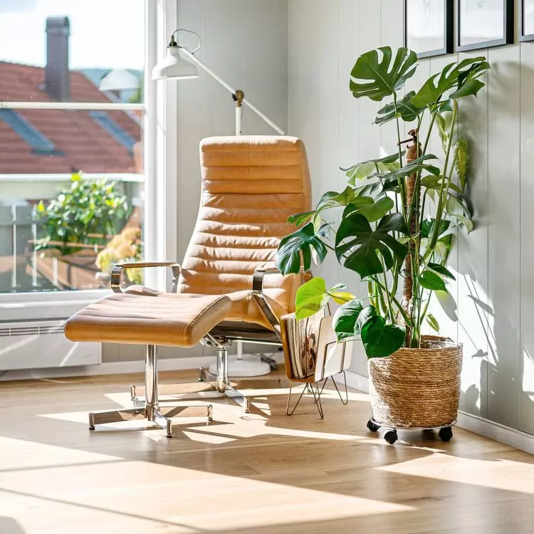 The air-conditioned heat pump is equipped with a thermostat that allows you to regulate the temperature in the room. You can set the desired temperature and the heat pump will adjust its operation to keep it at the right level.