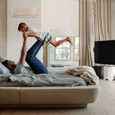 The cost of using air conditioning is influenced by the type of air conditioner, the square footage of the house or apartment, electricity prices, the efficiency of the unit and energy consumption.