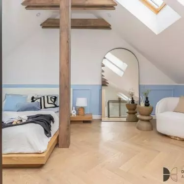 The bedroom was decorated in white and blue